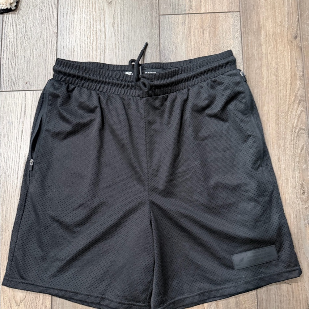 BKLYN Men's Black Athletic Mesh 7” Shorts M